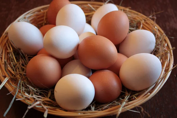 Mand Met Bruine Witte Eieren — Stockfoto