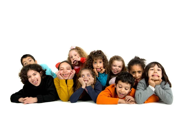 Группа Детей Позирующих Изолированными Белом — стоковое фото