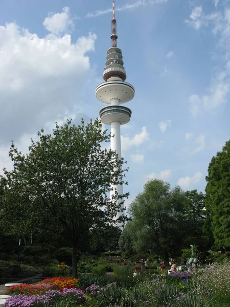 ハンブルクの公園とテレビ塔は — ストック写真