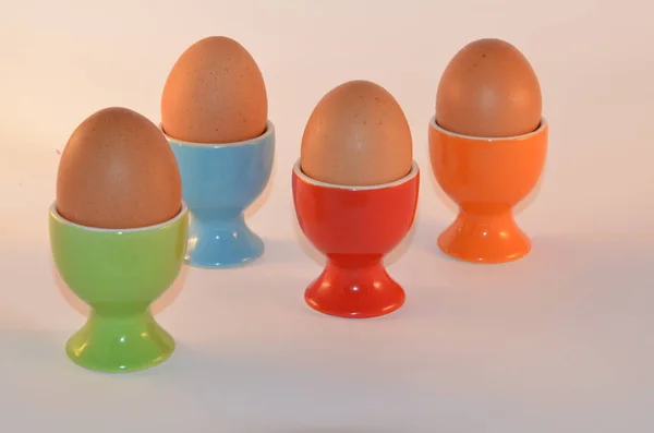Twee Kopjes Verschillende Eieren Een Witte Achtergrond — Stockfoto