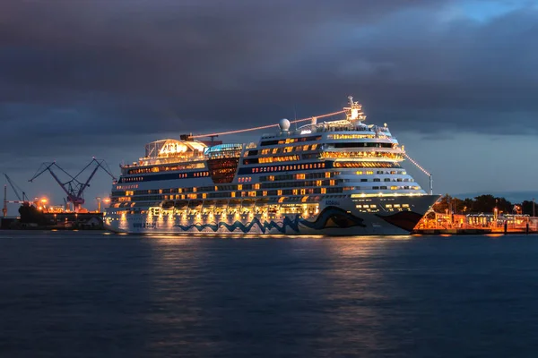 Cruiseschip Nachts Haven Van Barcelona Spanje — Stockfoto