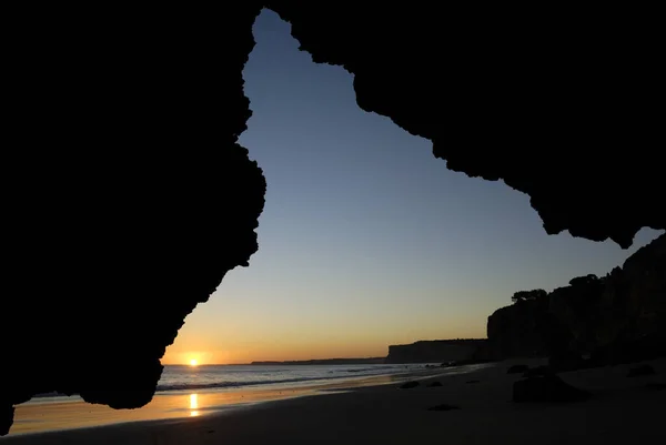 Σπηλιά Βράχου Μπροστά Από Ηλιοβασίλεμα Στο Praia Porto Mos Lagos — Φωτογραφία Αρχείου