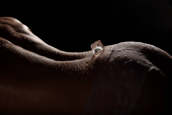 Foto Toont Een Rug Bedekt Met Waterdruppels Een Ijsblokje — Stockfoto