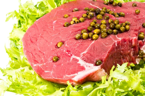 Closeup Carne Vermelha Crua Decorada Com Grãos Pimenta Verde — Fotografia de Stock