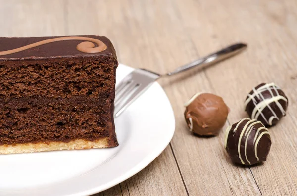 Шоколадный Торт Белой Тарелке Тремя Шоколадками — стоковое фото