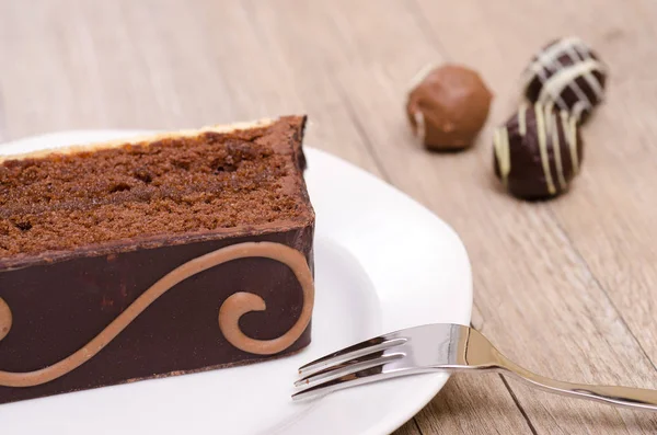 Шоколадный Торт Белой Тарелке Тремя Шоколадками — стоковое фото