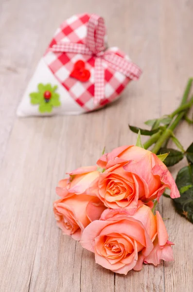 Deklaracja Miłości Przez Pomarańczowe Róże Serce Tkaniny — Zdjęcie stockowe