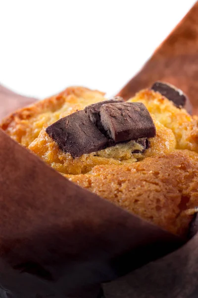 Delicioso Muffin Com Chocolate Topo Frente Fundo Branco — Fotografia de Stock