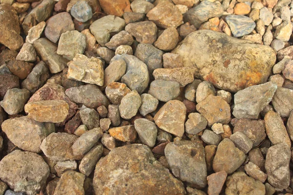 覆盖在乡间道路上的岩石和卵石 — 图库照片