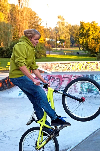 Fiatal Férfi Egy Parkban Egy Kerékpárral — Stock Fotó