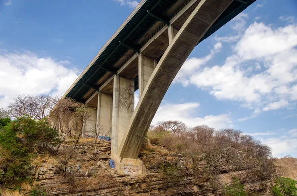 Κοιτάζοντας Μια Γέφυρα Που Συνδέει Δύο Πλευρές Ενός Φαραγγιού — Φωτογραφία Αρχείου