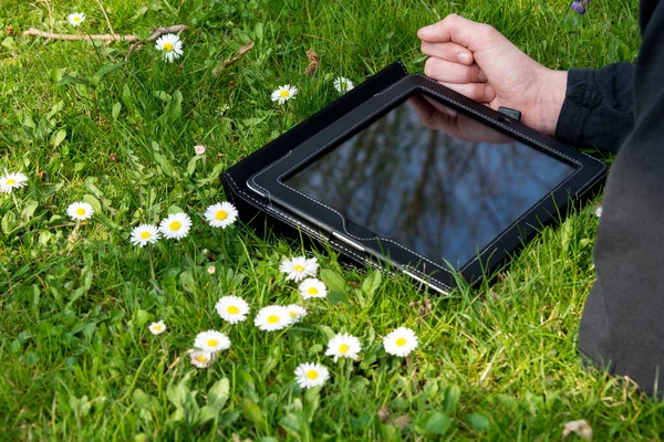 Adolescente Encuentra Con Tablet Hierba —  Fotos de Stock