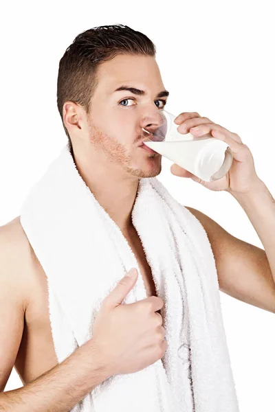 Όμορφος Άντρας Πίνει Γάλα — Φωτογραφία Αρχείου