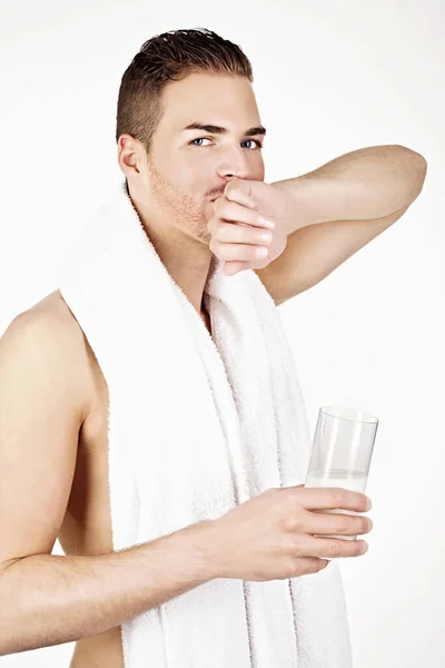 Schöner Mann Der Milch Trinkt — Stockfoto