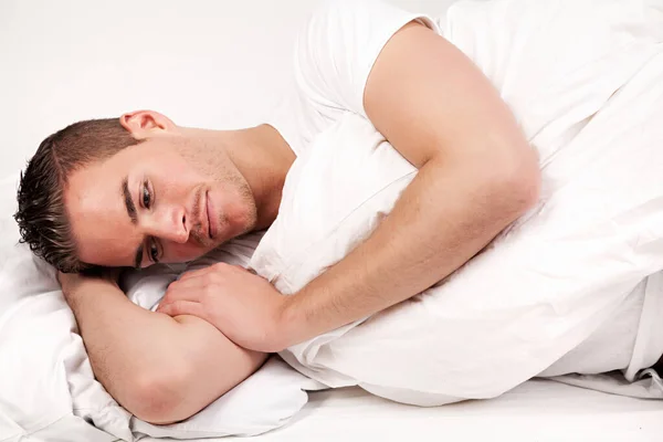 Pemuda Tampan Berbaring Tempat Tidur — Stok Foto
