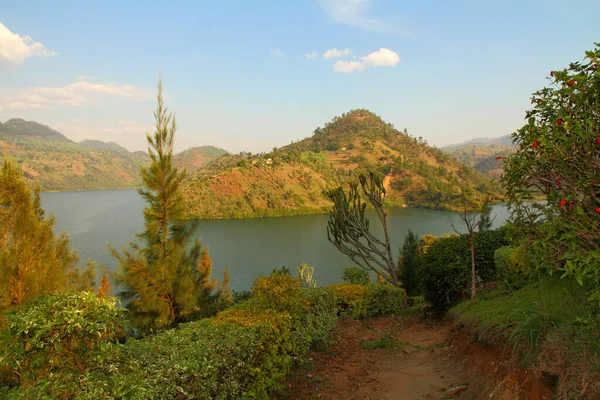 Belo Lago Colinas Cênicas Cena Caminho Jardim — Fotografia de Stock