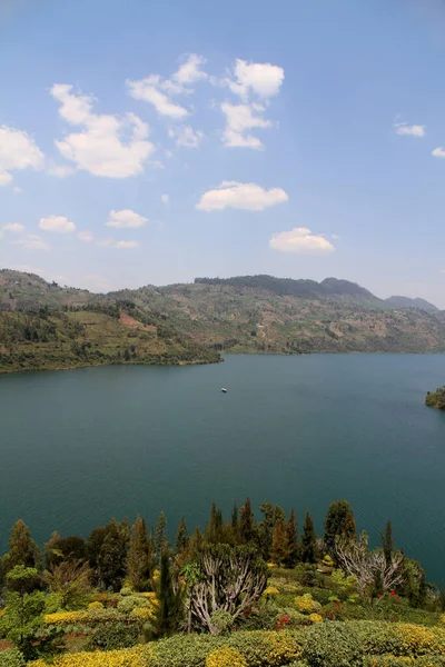 Lago Bonito Com Colinas Circundantes Belo Dia Ensolarado — Fotografia de Stock