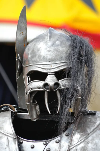 ヘルメットと剣を持った騎士 — ストック写真