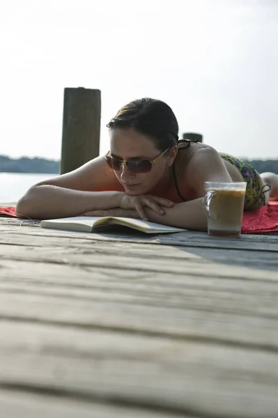 Mujer Disfrutando Una Refrescante Bebida Fría Mientras Acostaba Estómago Embarcadero —  Fotos de Stock