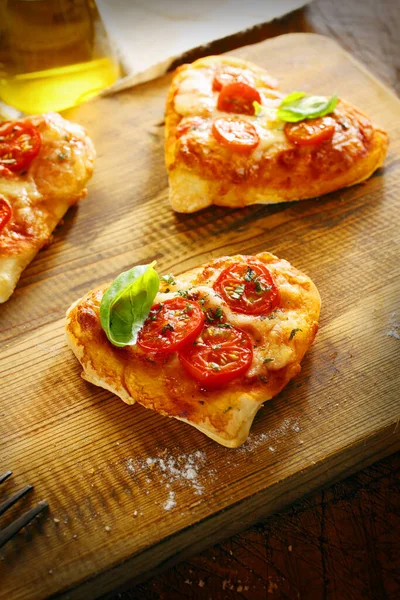 Pequeno Coração Romântico Forma Pizzas Italianas Com Uma Base Espessa — Fotografia de Stock