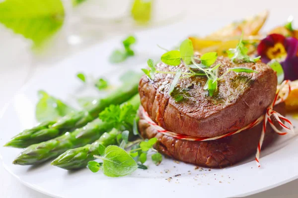 Medallion Roast Fillet Steak Tied String Served Fresh Green Asparagus — Stock Photo, Image