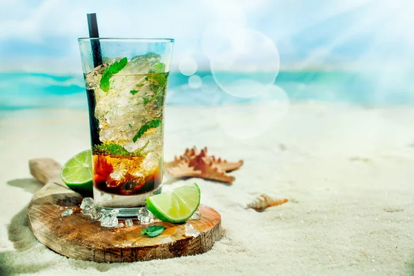 Orzeźwiający Mrożony Rum Koktajl Mojito Limonki Mięty Stojący Wysokiej Szklance — Zdjęcie stockowe