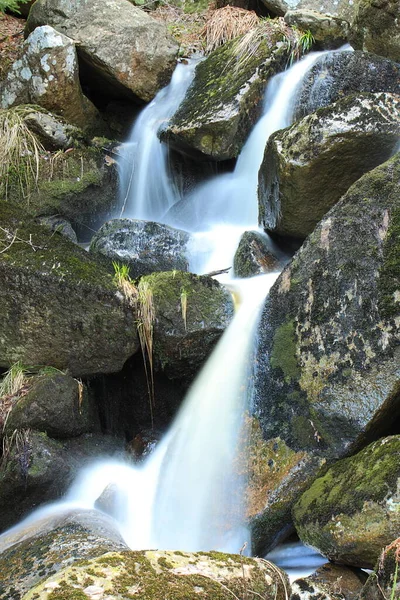 Wasserfall Über Felsen — Stockfoto