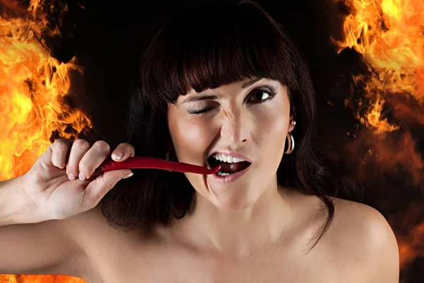 Όμορφη Γυναίκα Τρώει Καυτερή Καυτερή Πιπεριά Τσίλι — Φωτογραφία Αρχείου