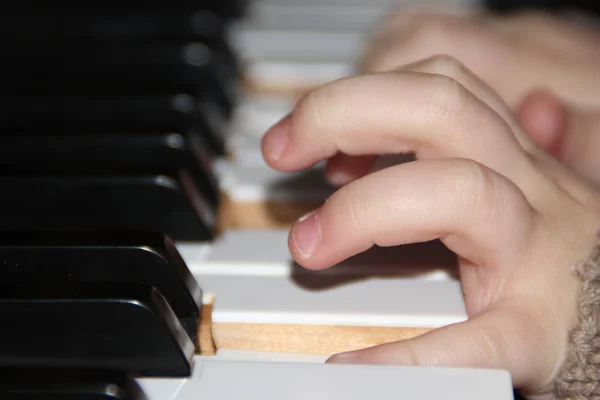 Kleine Finger Auf Dem Klavier — Stockfoto