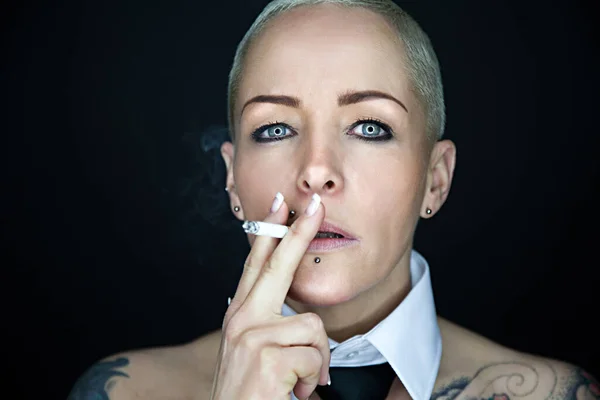 Retrato Mulher Bonita Com Cigarro — Fotografia de Stock