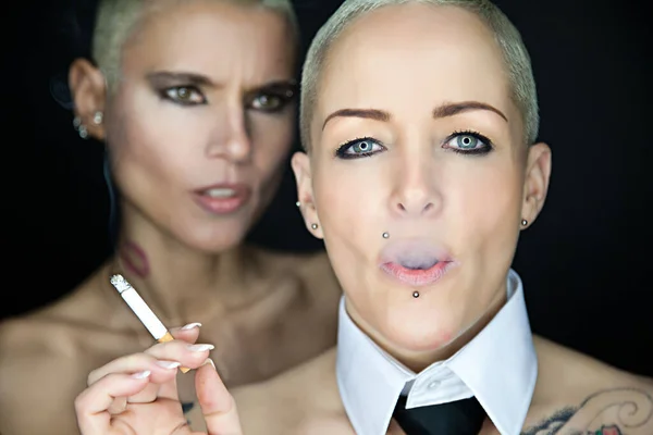 Портрет Двох Красивих Жінок Цигаркою — стокове фото
