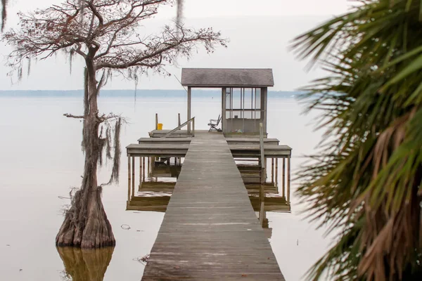 Pavillon Pier Auf Einem See Mit Stühlen — Stockfoto
