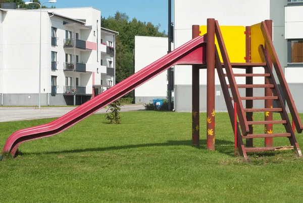 住宅街の子供たちのスライドのショット — ストック写真