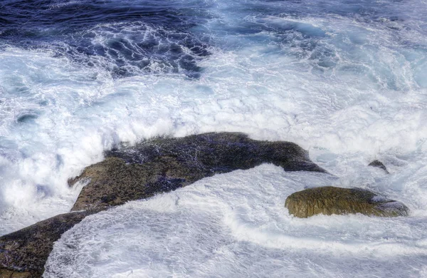 Onde Dell Oceano Che Infrangono Contro Rocce Vicino Bondi — Foto Stock