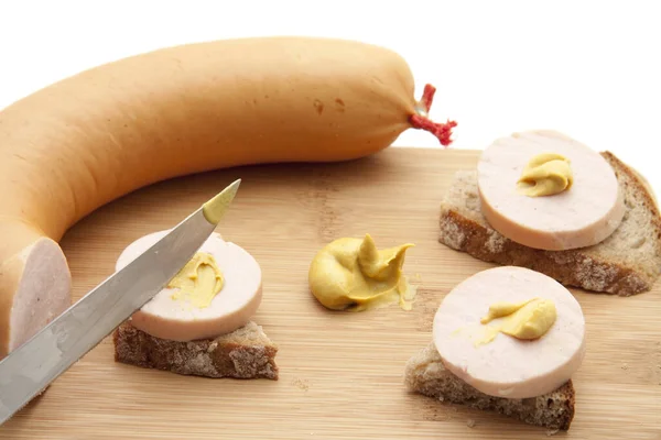 マスタードとパンの肉ソーセージ — ストック写真