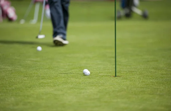 Golf Oyuncuların Bir Golf Sahasında Topları Mümkün Olduğunca Vuruşta Bir — Stok fotoğraf