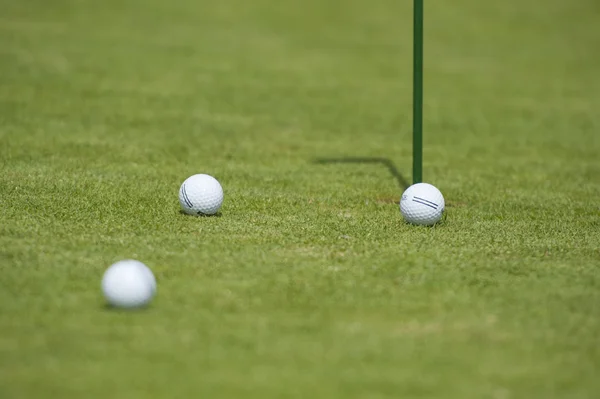 Golf Oyuncuların Bir Golf Sahasında Topları Mümkün Olduğunca Vuruşta Bir — Stok fotoğraf