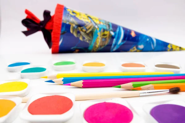 Acuarelas Coloridas Crayones Pinceles Con Bolsa Escuela Fondo Espacio Libre — Foto de Stock