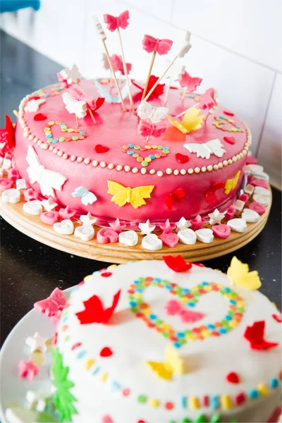 Kolorowe Białe Różowe Ciasta Marzipan Imprezę Urodzinową Kredensu Kuchennego — Zdjęcie stockowe