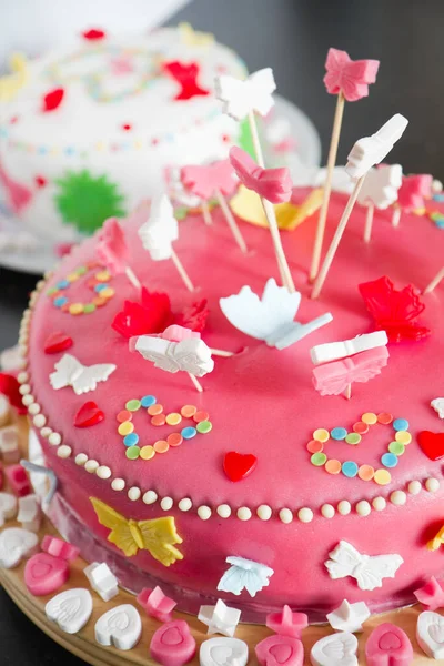 Bunt Dekorierte Weiße Und Rosa Marzipankuchen Für Eine Geburtstagsparty Auf — Stockfoto