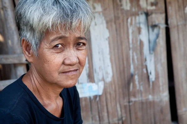 Asiático Mayor Edad Procedente Una Zona Empobrecida Fuera Hogar Filipinas — Foto de Stock