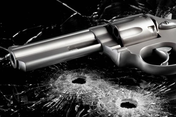 Pistolet Avec Deux Trous Balle Dans Verre Sur Noir Revolver — Photo