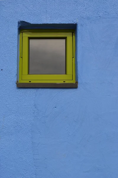 青い漆喰の壁の緑の窓 — ストック写真