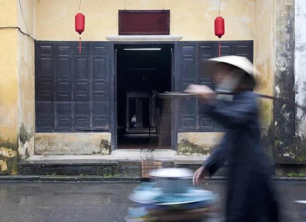走过一个传统的房子在安越南街头小贩 — 图库照片