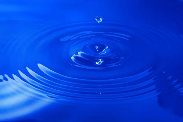 Kropla Wody Spadająca Błękitnego Nieba — Zdjęcie stockowe