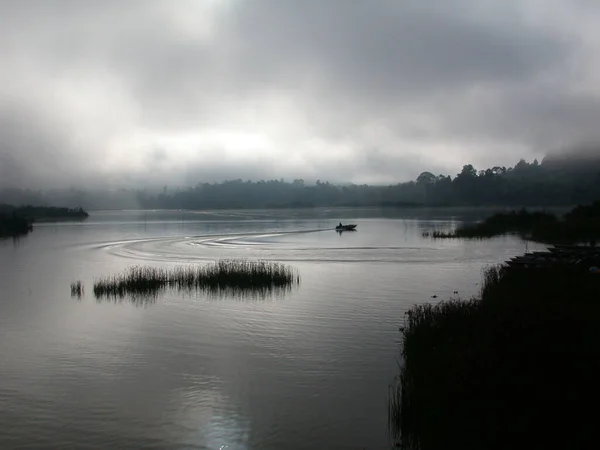 Una Puesta Sol Brumosa Sobre Lago Malasia — Foto de Stock