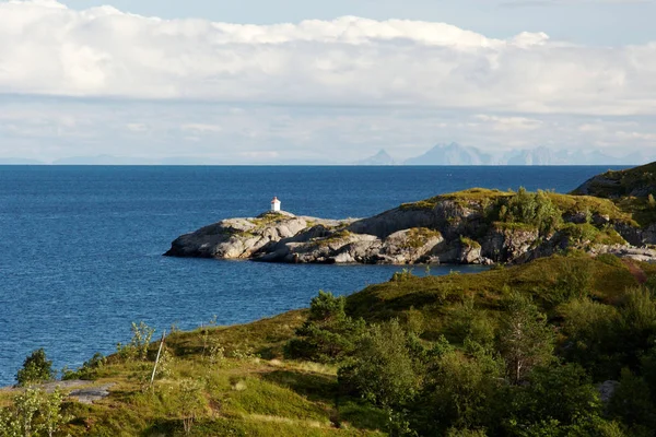 Faro Tipico Rosso Bianco Nel Mare Norvegese — Foto Stock