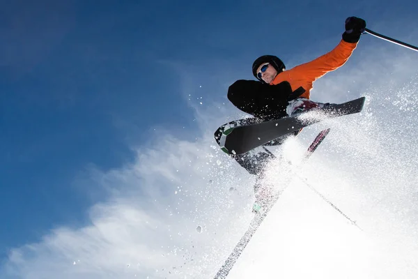 Skifahrer Sprung Schöne Berge — Stockfoto