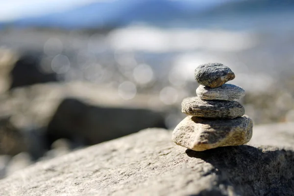 海滩上堆积如山的石头 — 图库照片