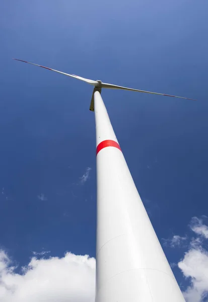 Malerischer Blick Auf Die Landschaft Mit Windmühlenbau — Stockfoto